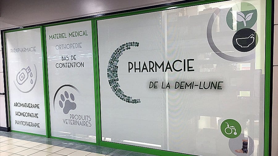 Vitrophanie pharmacie : adhésif de vitrine posé par BOOST Publicité